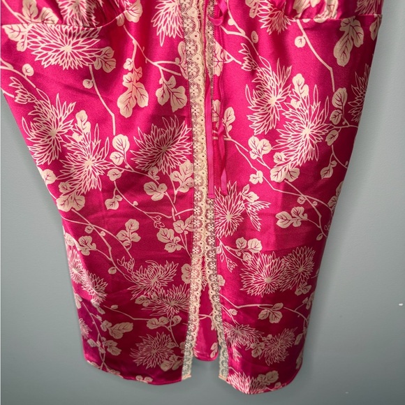 Victoria’s Secret 2000’s Hot Pink Satin Floral Lace Lined Open Split Mini Slip - Picture 6 of 10